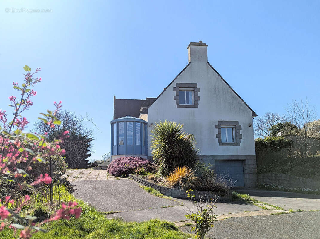 Maison à TREDREZ-LOCQUEMEAU