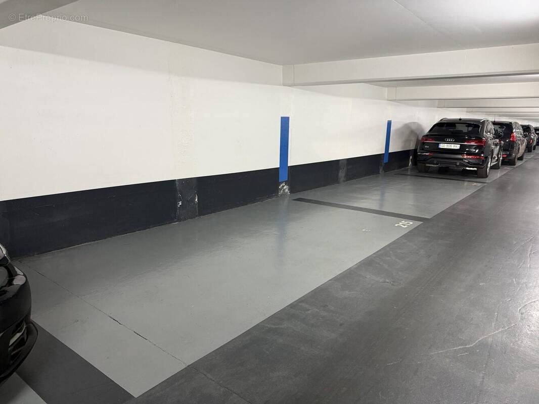 Parking à PARIS-17E