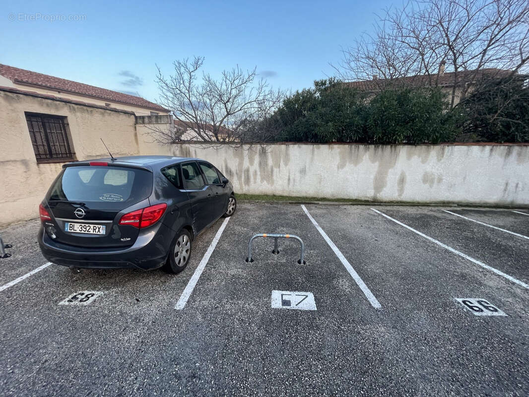 2 places de parking extérieure - idéalement située - avenue Joseph Raynaud (83140) - photo 2