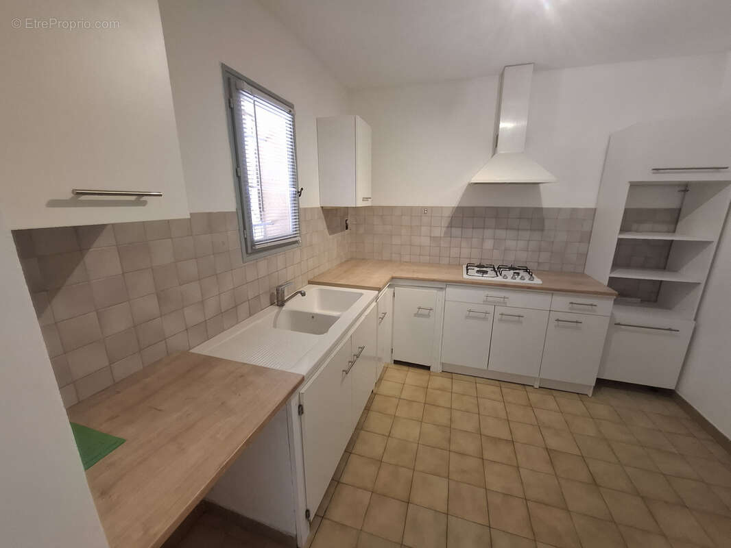 Maison de plain-pied avec cour et parking - photo 3