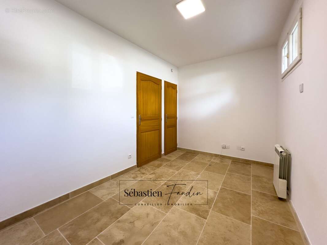 Appartement à vendre 2 pièces LE BEAUSSET (83) - RDC - rénové - paking et commerces à proximité - photo 3