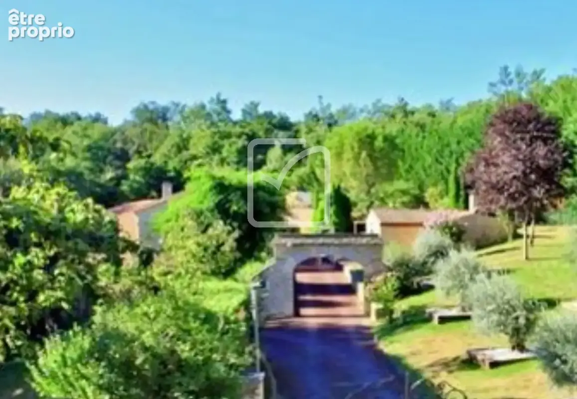 Vente privée exclusive - Splendide ensemble immobilier avec maison et dépendances, piscine et parc arboré clos - photo 4