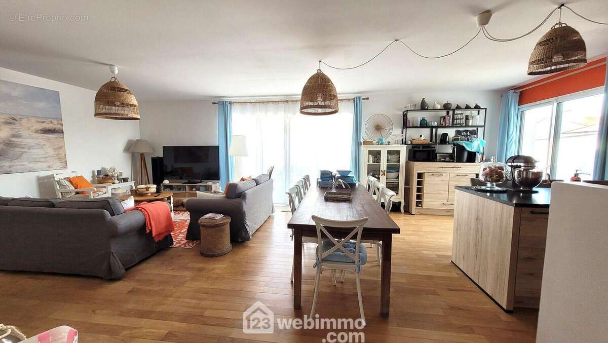 Une belle pièce de vie de 45m² - Maison à ANGLES