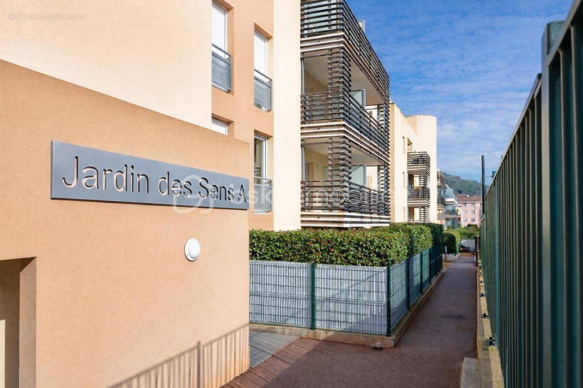 Parking à SIX-FOURS-LES-PLAGES