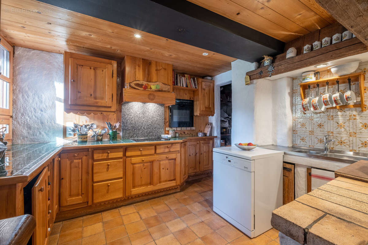 Saint-Gervais-Les-Bains/ Le Gollet - Chalet à rénover  -  L’âme de la montagne : un refuge de caractère aux ra - photo 6
