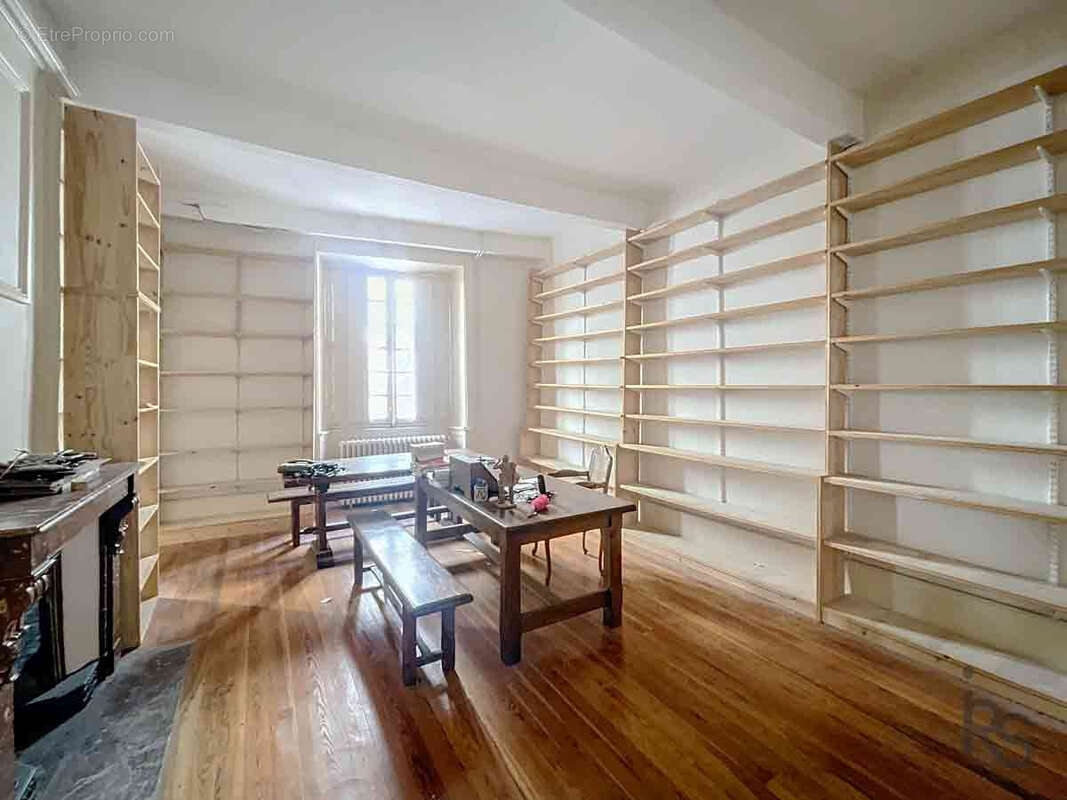 Une magnifique maison bourgeoise de 260 m2 avec terrasse et jardin clos de 300 m2. - photo 10