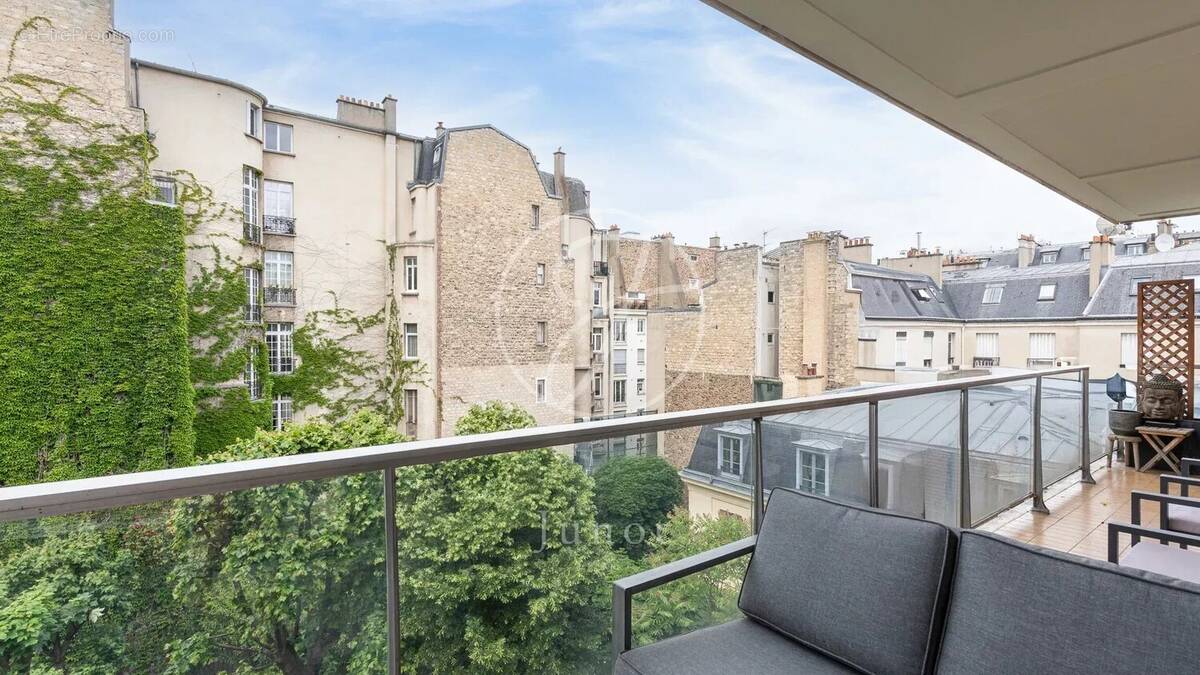 Appartement à PARIS-16E