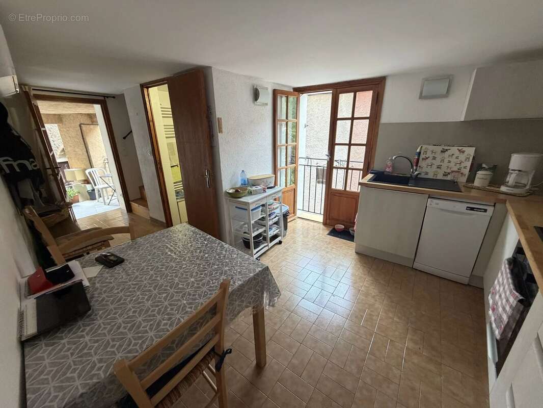 Maison de village divisée  en deux appartements, 2 pièces avec terrasse et 1 studio indépendant - photo 5