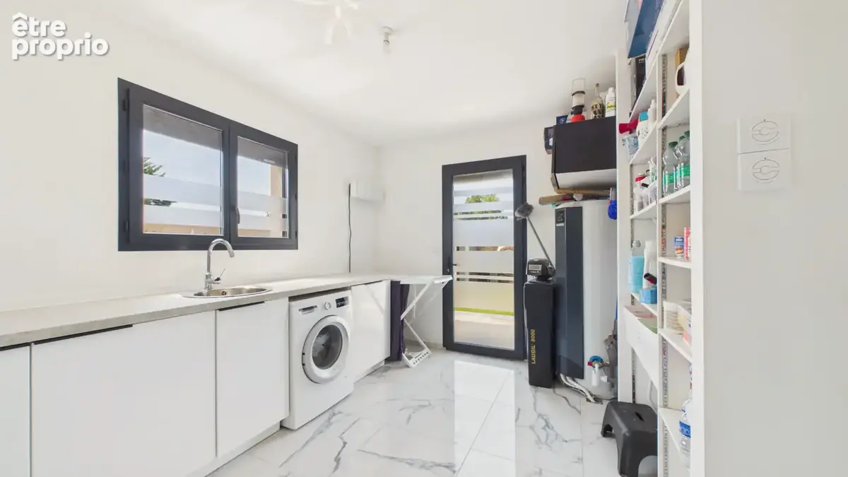 Maison re 2020 de plain pied de 152 m² avec piscine et pool house - photo 9