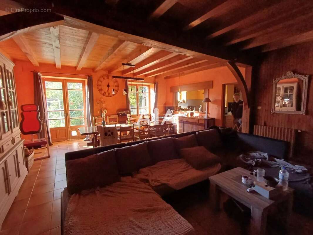 Maison à LES ADJOTS