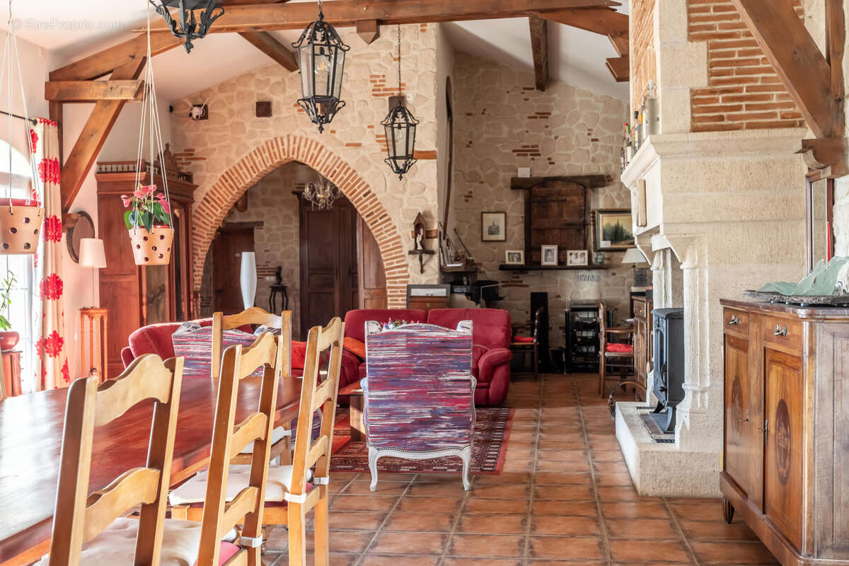 Propriété de campagne avec piscine, annexe, terrain, garage et lac - photo 34