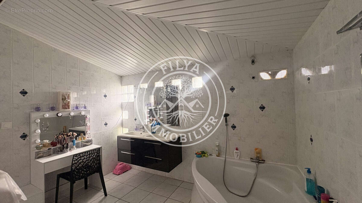 Maison à REMIRE-MONTJOLY