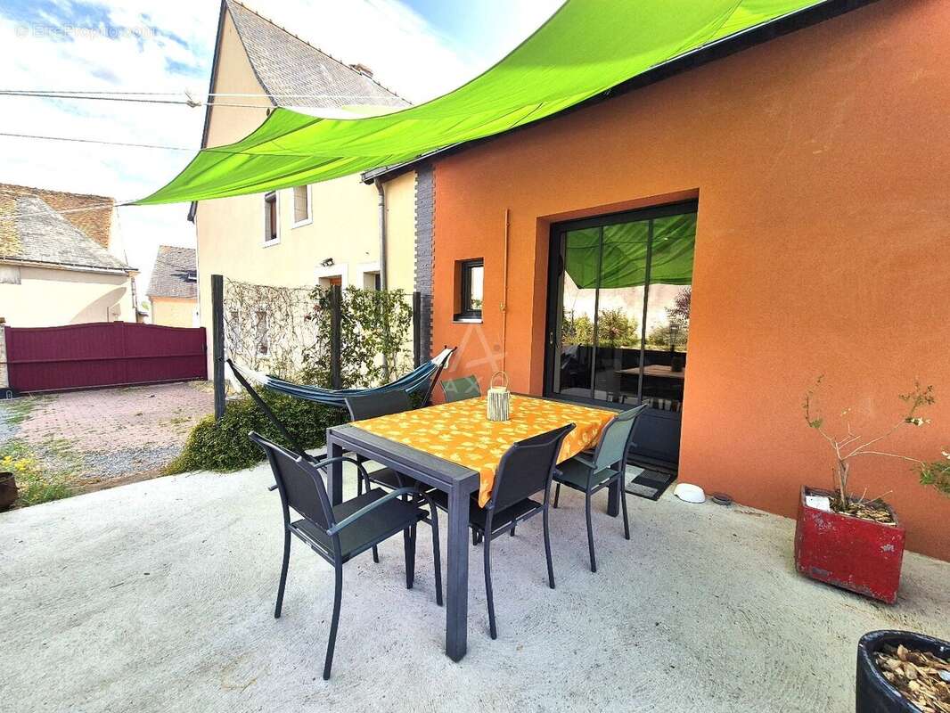Maison de caractère rénovée avec grand jardin, garage et dépendances - photo 7