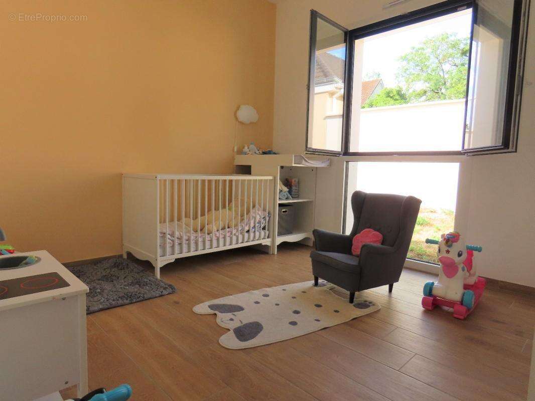 Maison 130 m² à Saint-Jean-De-La-Ruelle  - photo 5