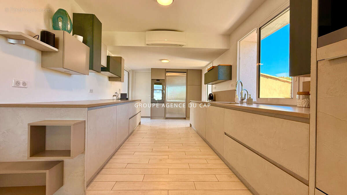 Villa pieds dans l'eau 7 pieces avec piscine vue golfe de saint tropez, aux issambres - photo 9