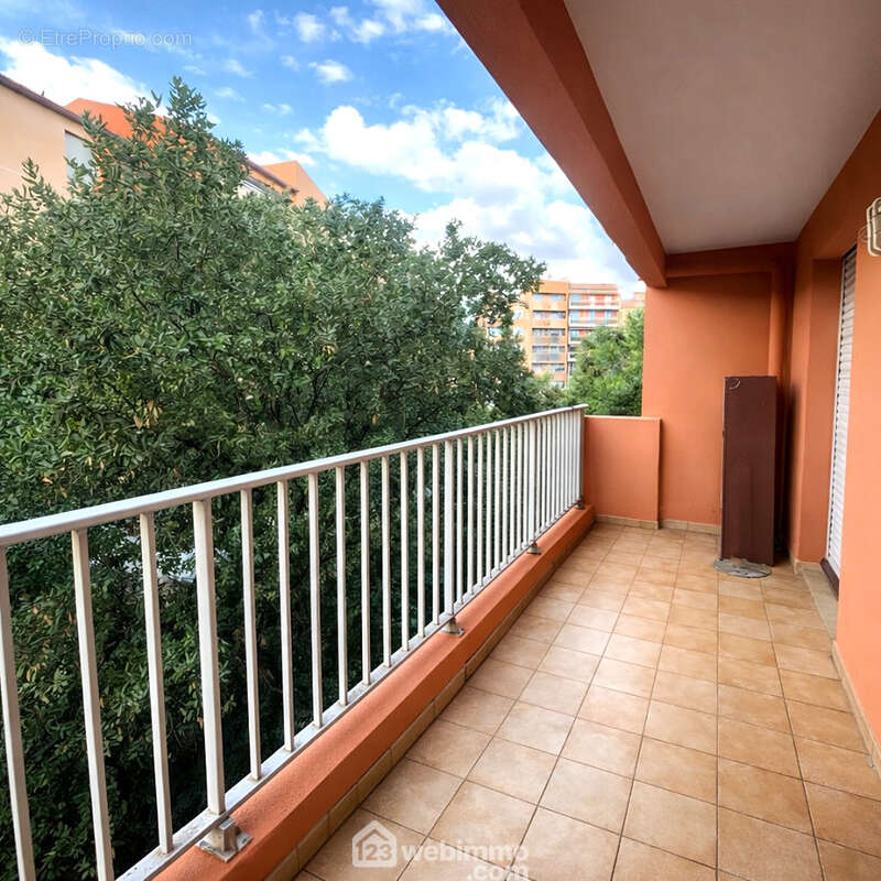 Salon et chambre ouvrent sur une agréable terrasse, véritable prolongement de l?espace de vie. - Appartement à SAINTE-MAXIME