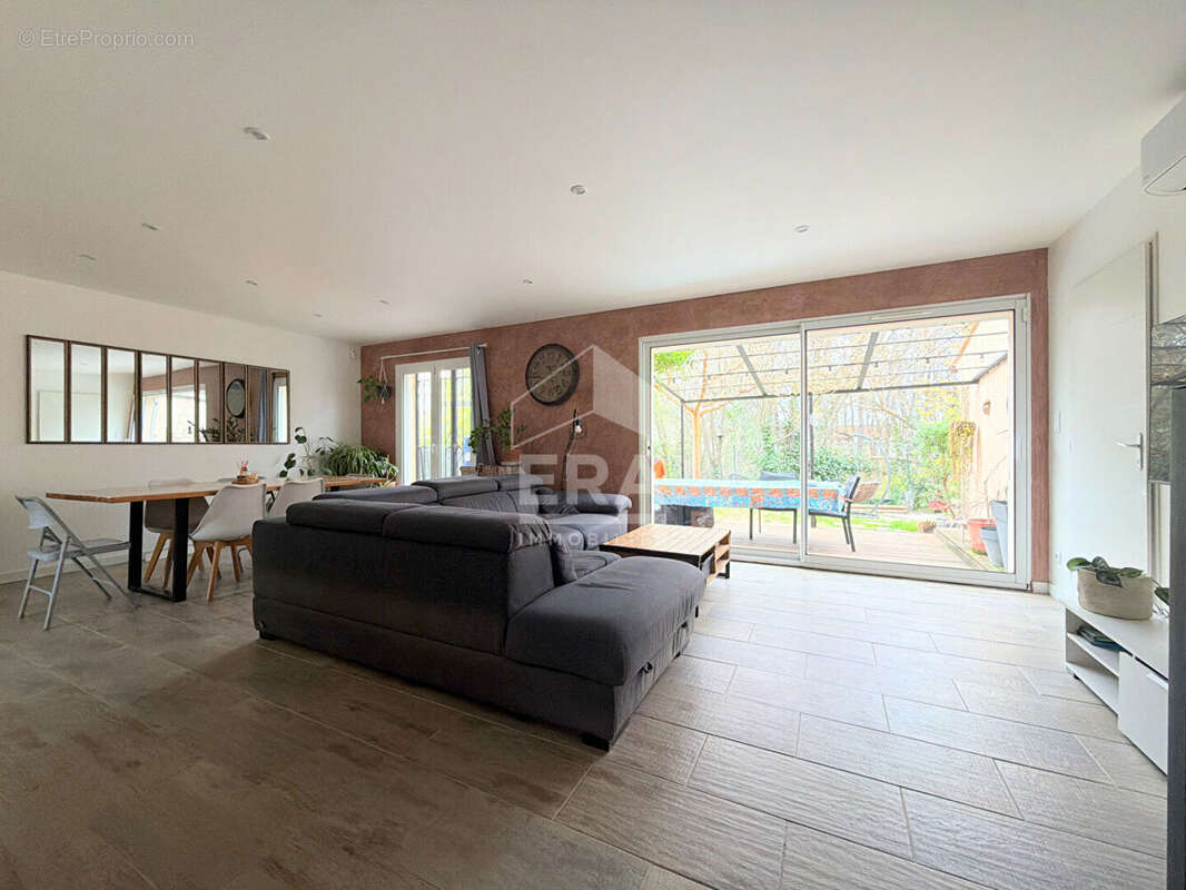 Maison à LE PUY-SAINTE-REPARADE