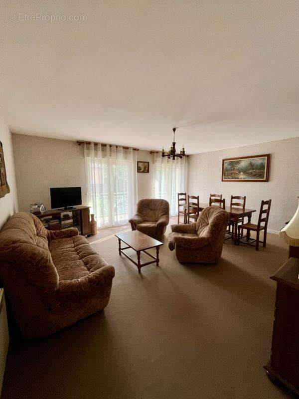 Appartement T4 pièces sur MONTREAL LA CLUSE - photo 2