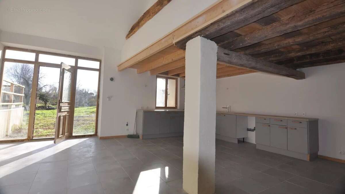 Ancienne grange entièrement rénovée de 240 m² avec un terrain de 2700 m² - photo 6