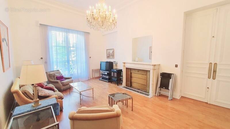 Appartement à PARIS-8E