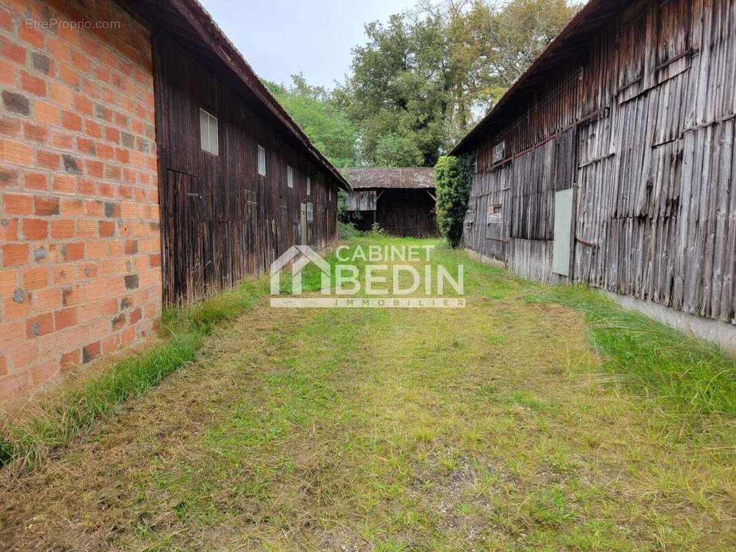 Parking à BELIN-BELIET