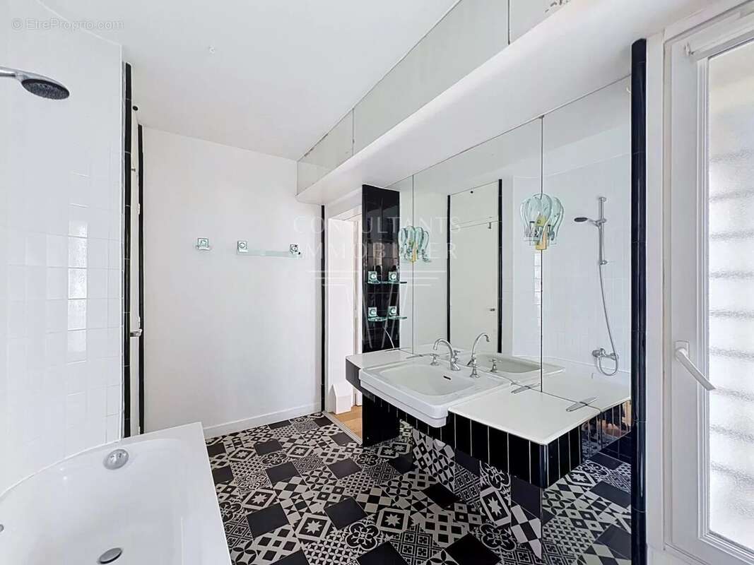Appartement à PARIS-16E