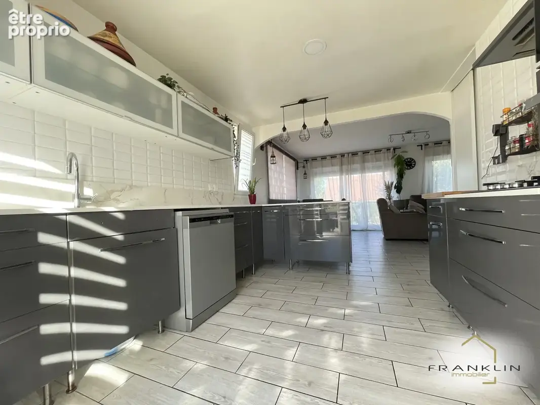 Tremblay-en-France, Pavillon traditionnel édifié sur un rez-de-jardin - 3 chambres - 402 m2 de terrain - photo 8