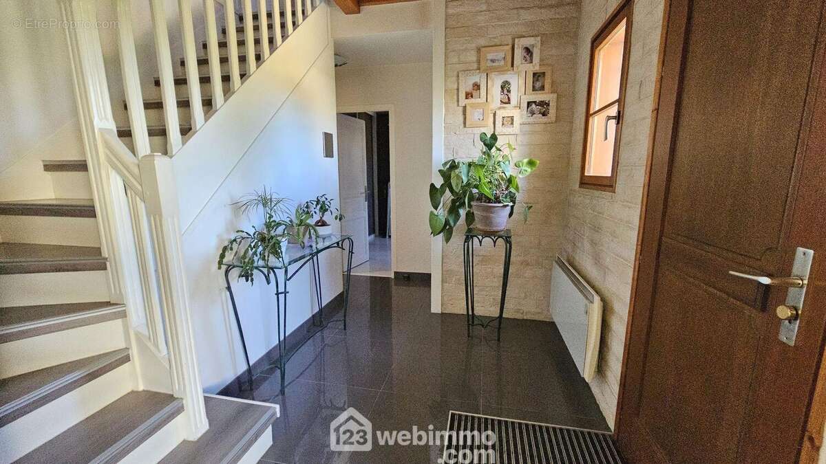 Une spacieuse entrée de 10 m².