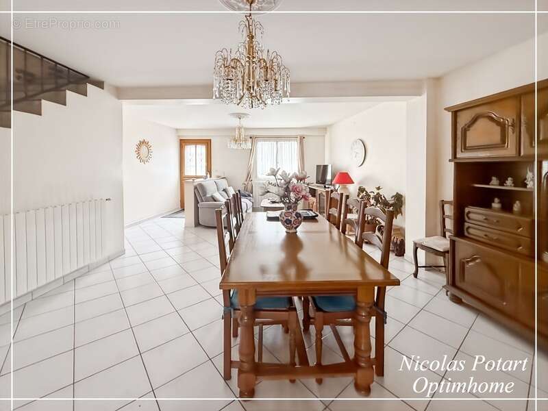 Maison de ville avec chambre au rez-de-chaussée, cour et garage - photo 2