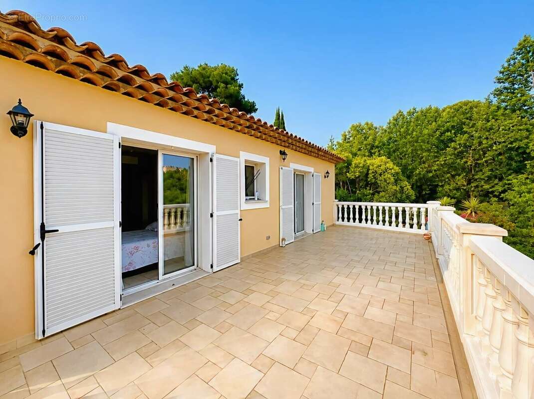 Villa de luxe à vendre à Mougins – 198 m²  5 chambres  Piscine  Deux T2 indépendants - photo 2