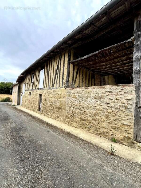 A vendre et rénover : Ancien corps de ferme 9 pièces, 6 chambres, au coeur d'un village proche de MAUVEZIN (32) - photo 5