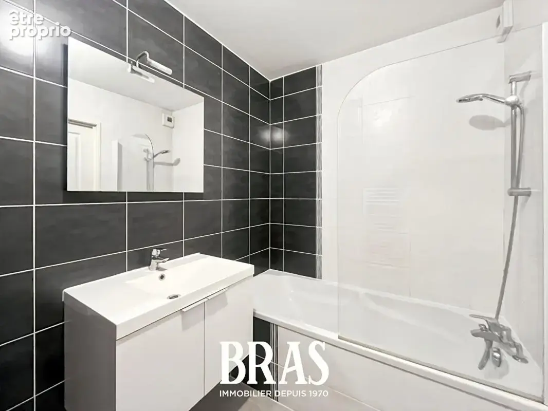 ROND POINT DE VANNES,  Appartement T3 avec parking sécurisé - photo 4