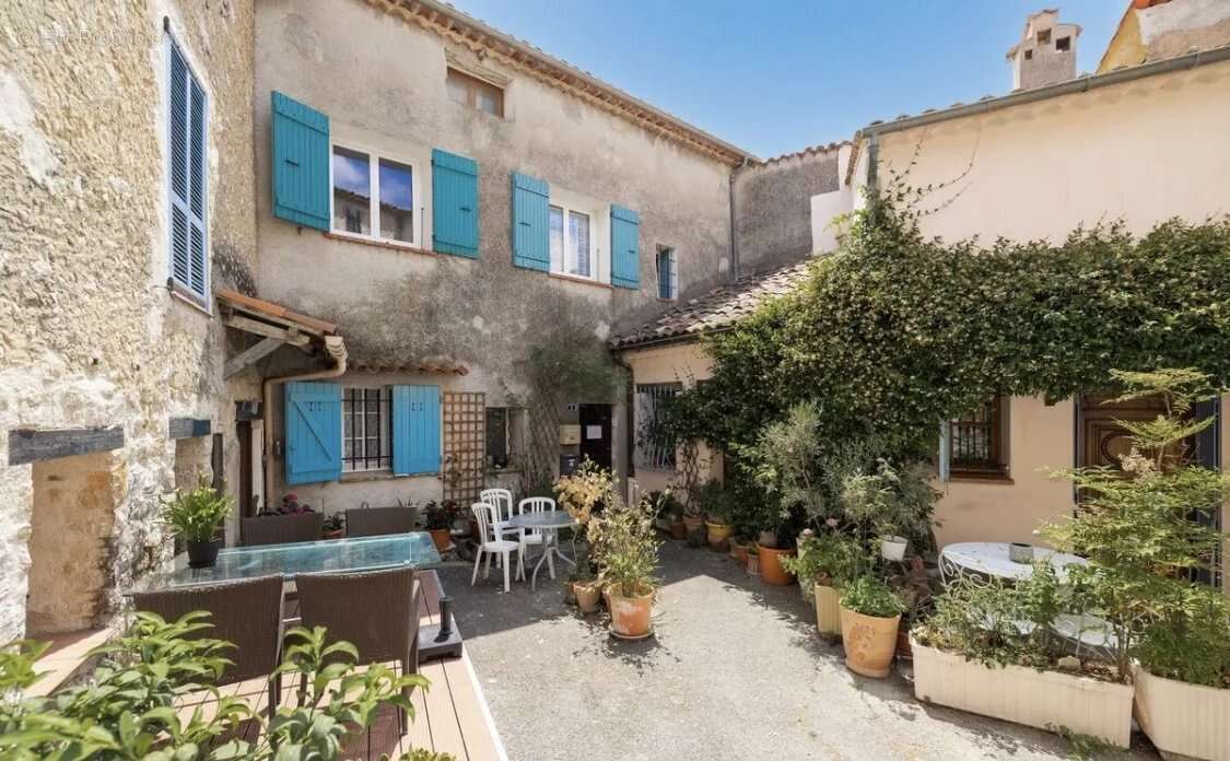 Appartement à CHATEAUNEUF-GRASSE
