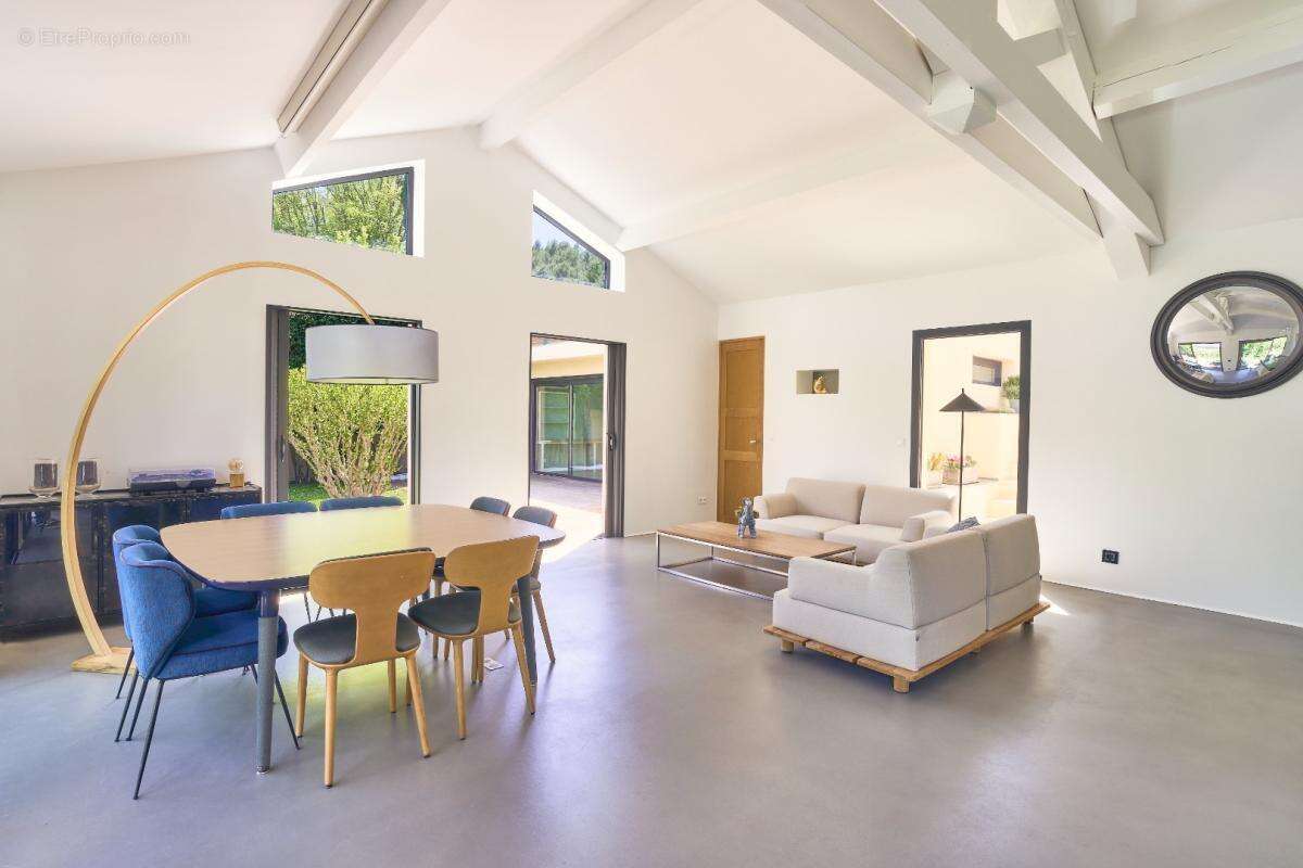 Maison à LE PUY-SAINTE-REPARADE