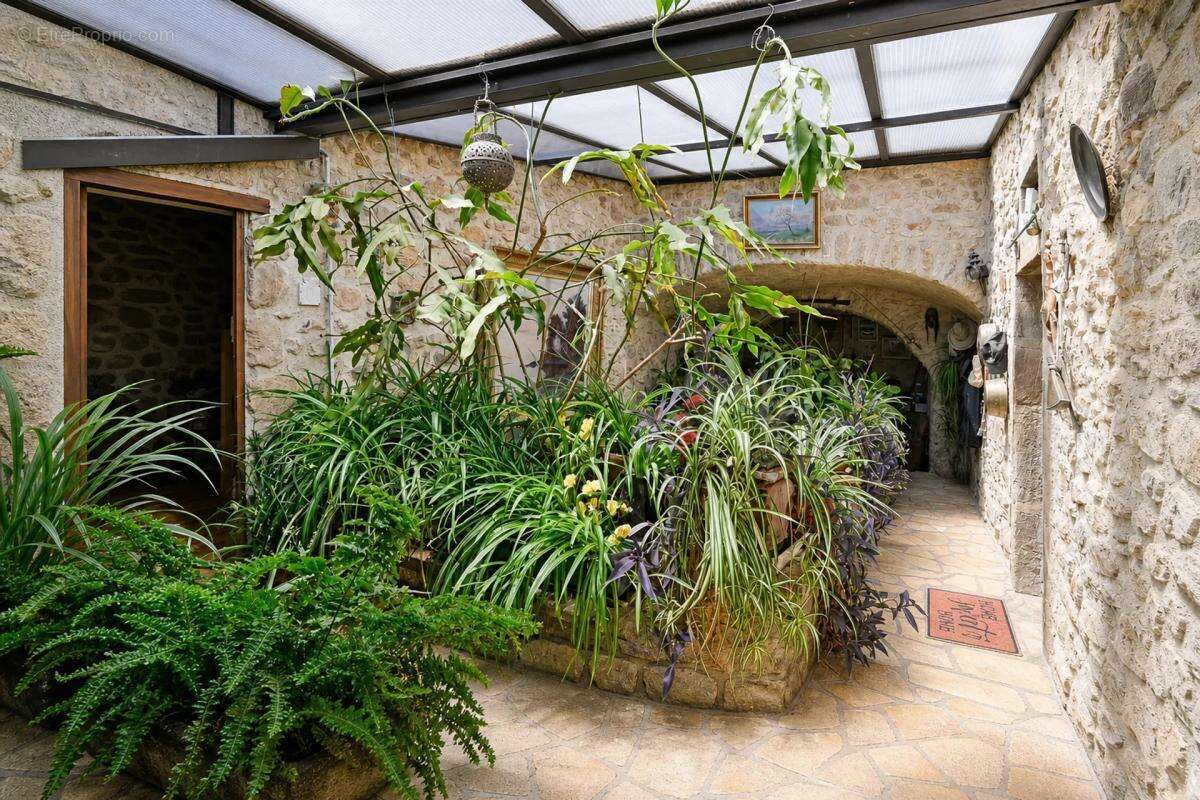 Maison de 10 pièces de 197 m² à Saint-Florent-sur-Auzonnet - photo 10