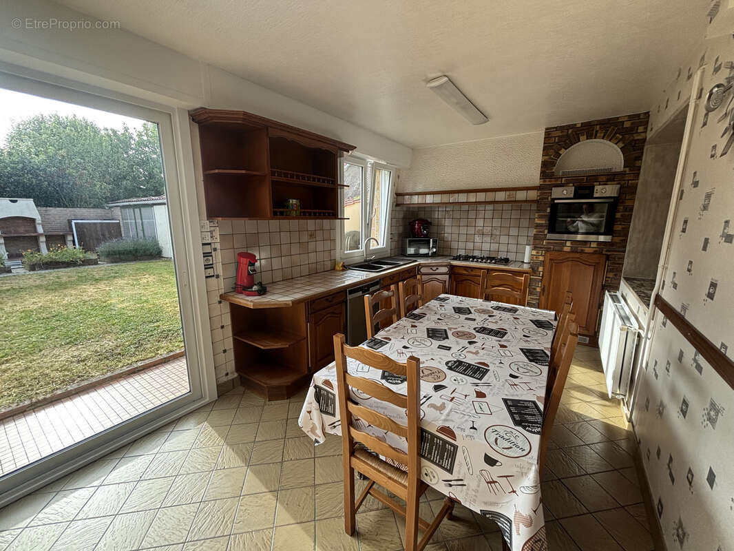 Petite-Synthe centre: maison de ville, pièce de vie de 50m2, 3 chambres, dressing, jardin et garage. - photo 3