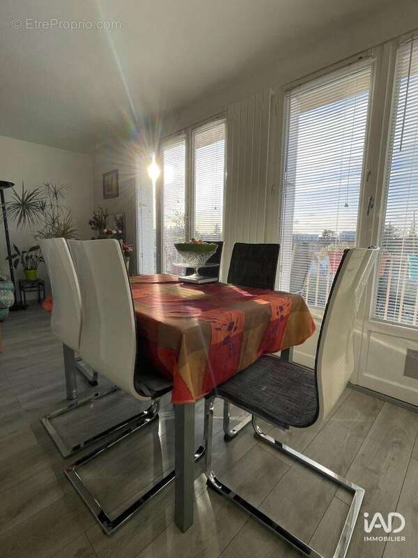 Photo 2 - Appartement à DECINES-CHARPIEU