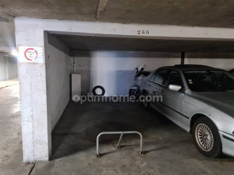 Parking à LA GRANDE-MOTTE