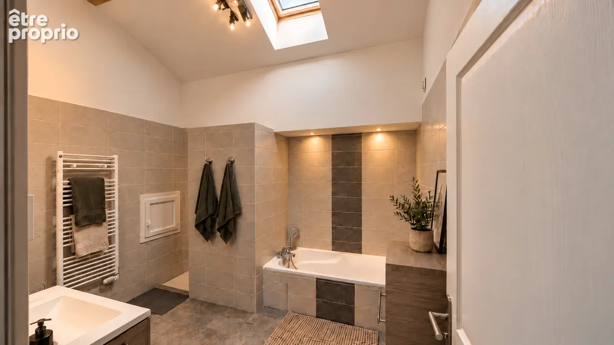 Maison de caractère avec seconde habitation, jardin et granges aménageable - photo 12