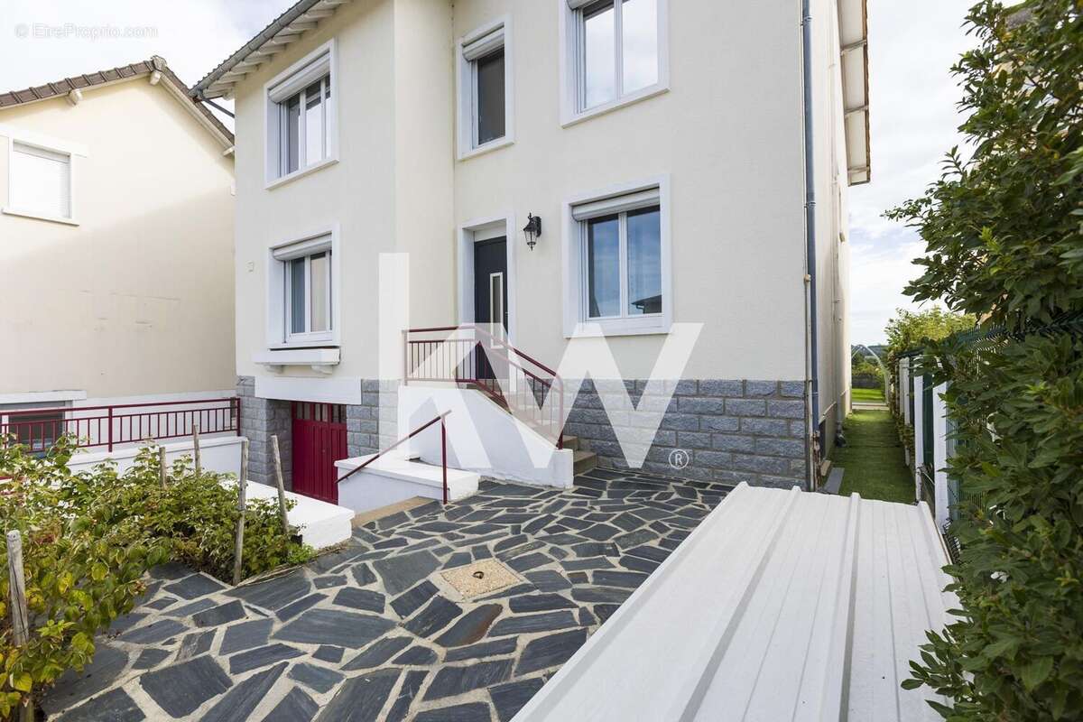 Maison à PIERRE-BUFFIERE