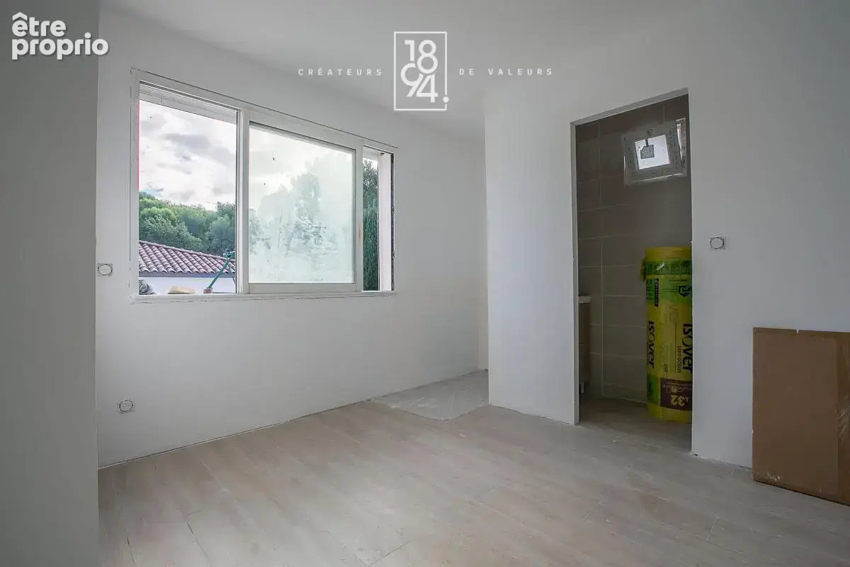 Maison traversante entièrement rénovée de type 6 de 160m2 dépendance, piscine, jacuzzi et places de parking - photo 19