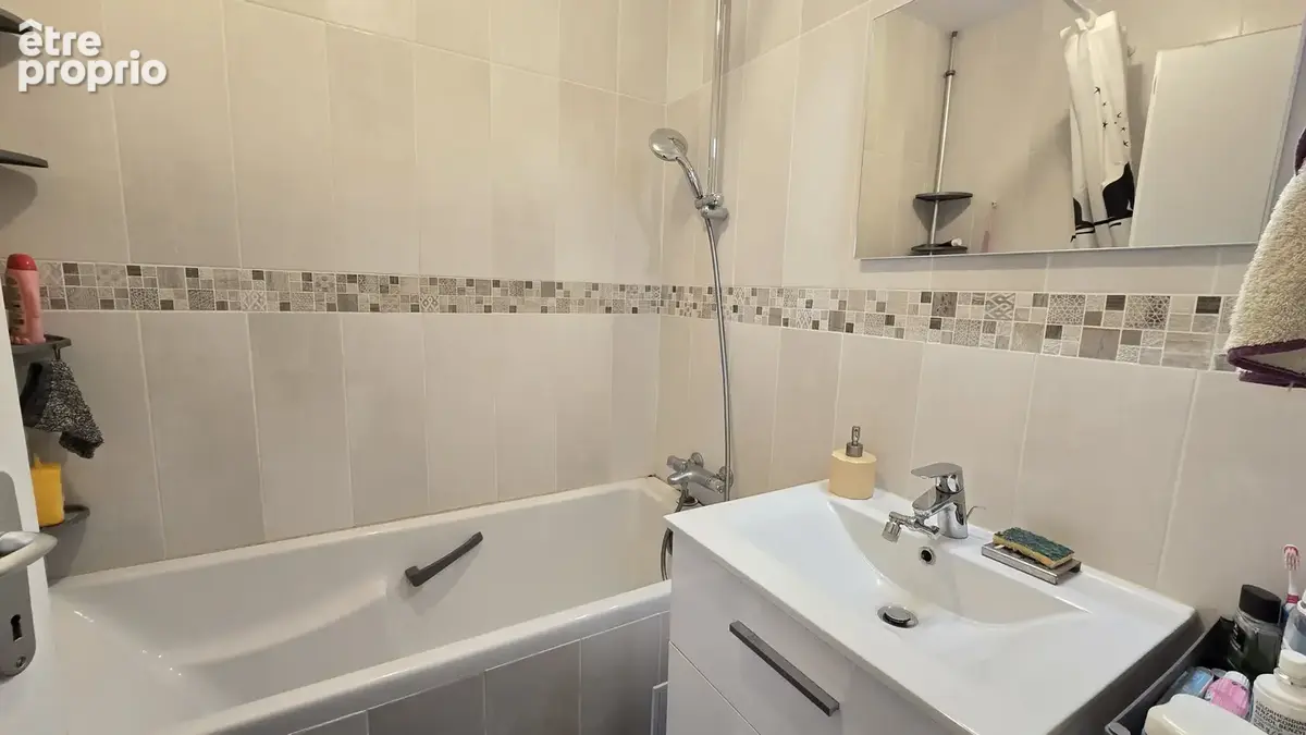 Vente occupee sans rente - maison de village de 83m2  avec jardin garage et cave - photo 8