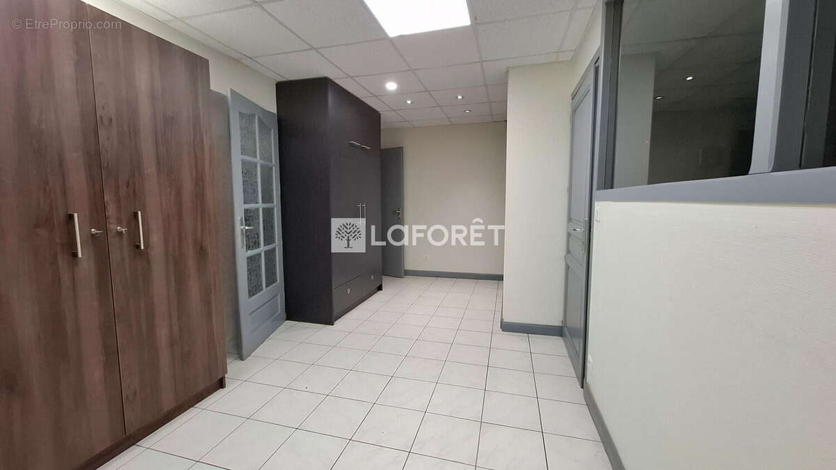 Commerce à FERRIERES