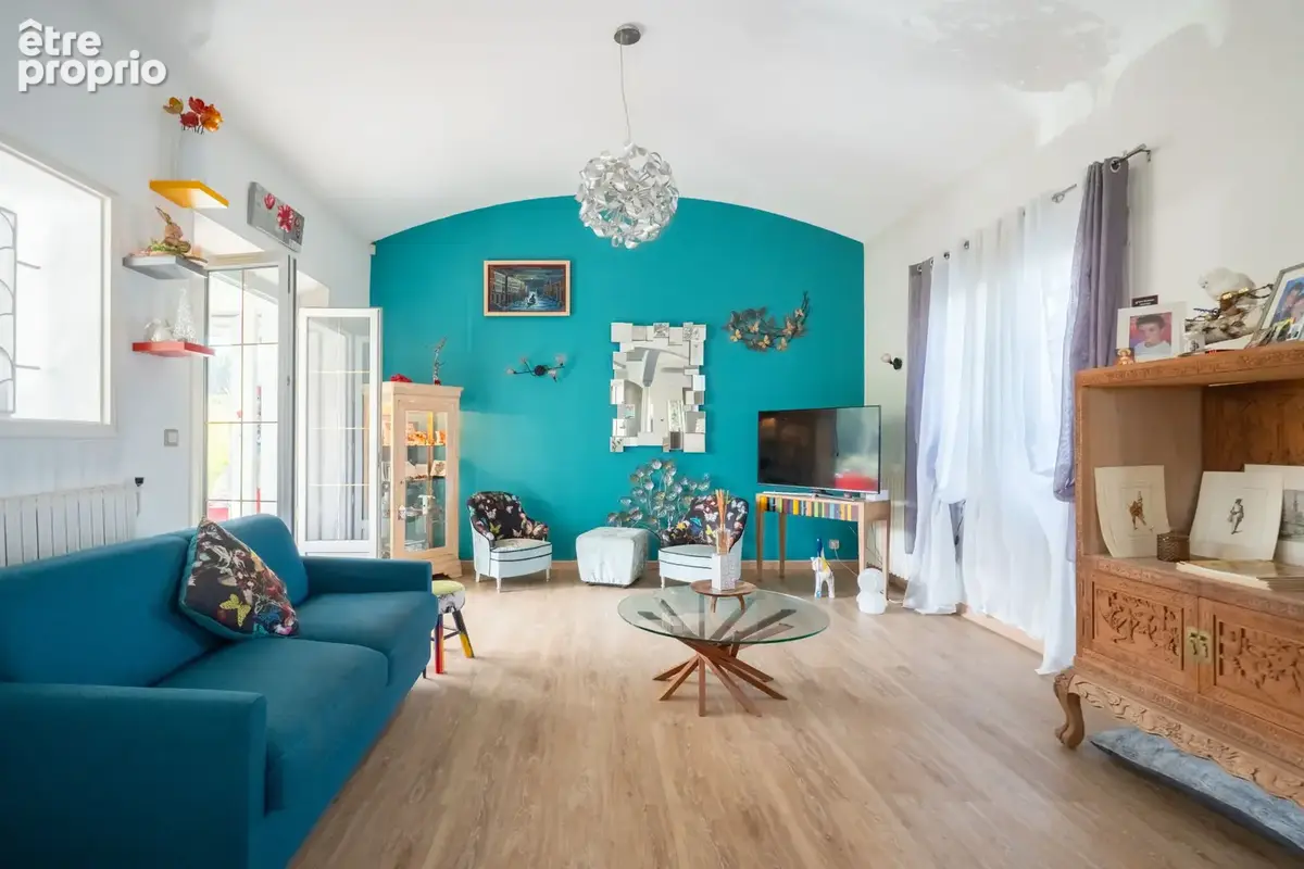 Une propriété pleine de charme comprenant deux appartements indépendants avec deux entrées séparées sur un ter - photo 2