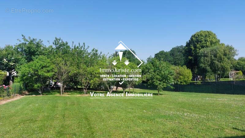 Terrain à SAINT-JUNIEN