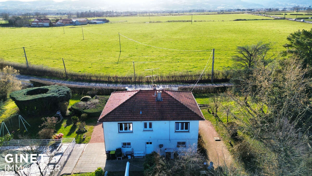 À Vendre : Maison 3 Chambres avec Vue Piscine et Garage à Riorges ! - photo 3