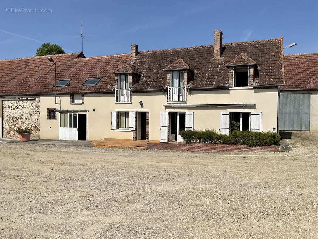 Maison à SAINT-LOUP-DE-BUFFIGNY