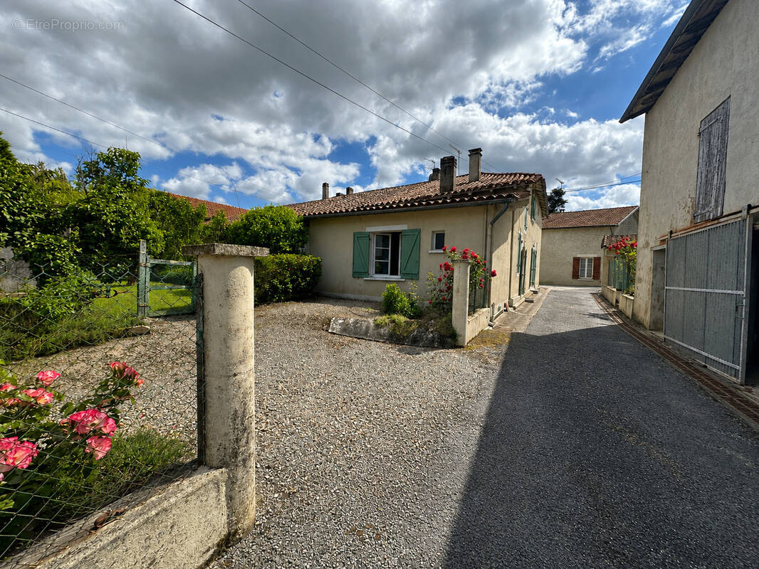 Maison de village avec grange et terrain   Commerces accessibles à pied - photo 1