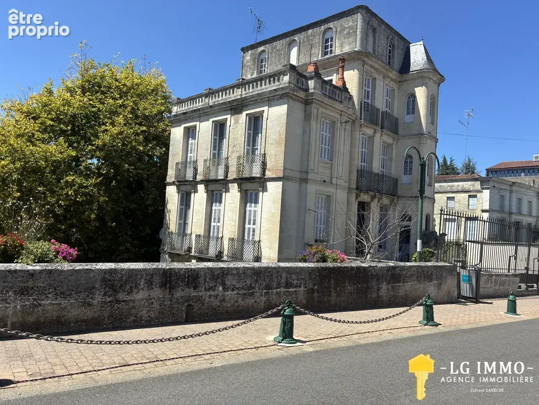 Rare, superbe batisse au coeur de jonzac avec jardin et garage - photo 2