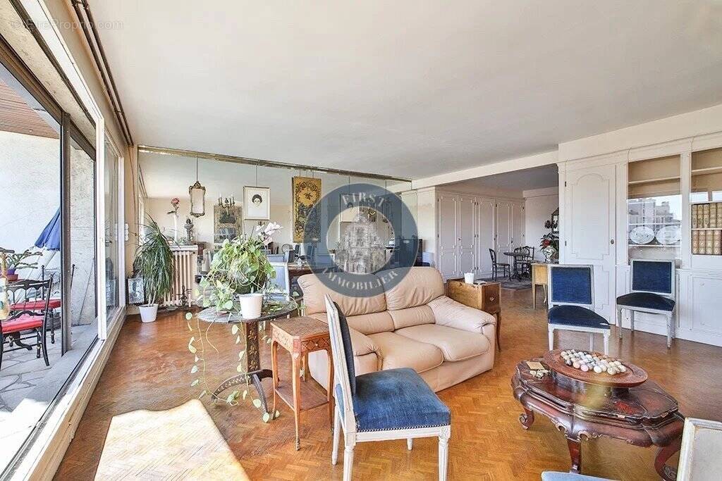 Appartement à PARIS-16E